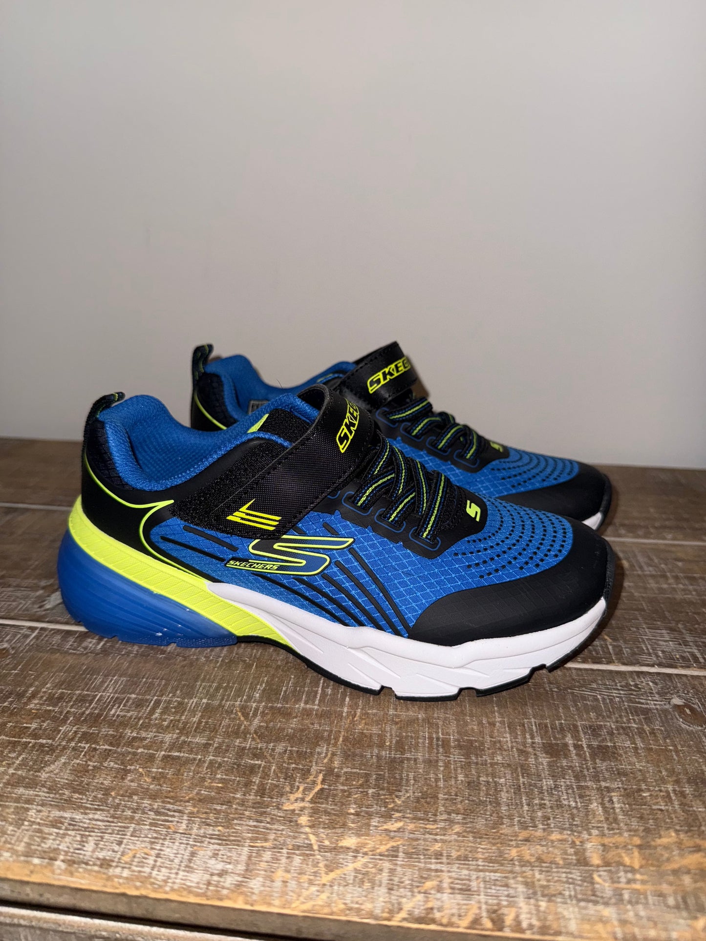 #106: Youth 1 Sketchers NWOT *REDUCED*