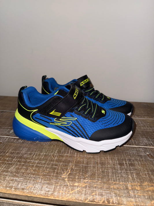 #106: Youth 1 Sketchers NWOT *REDUCED*