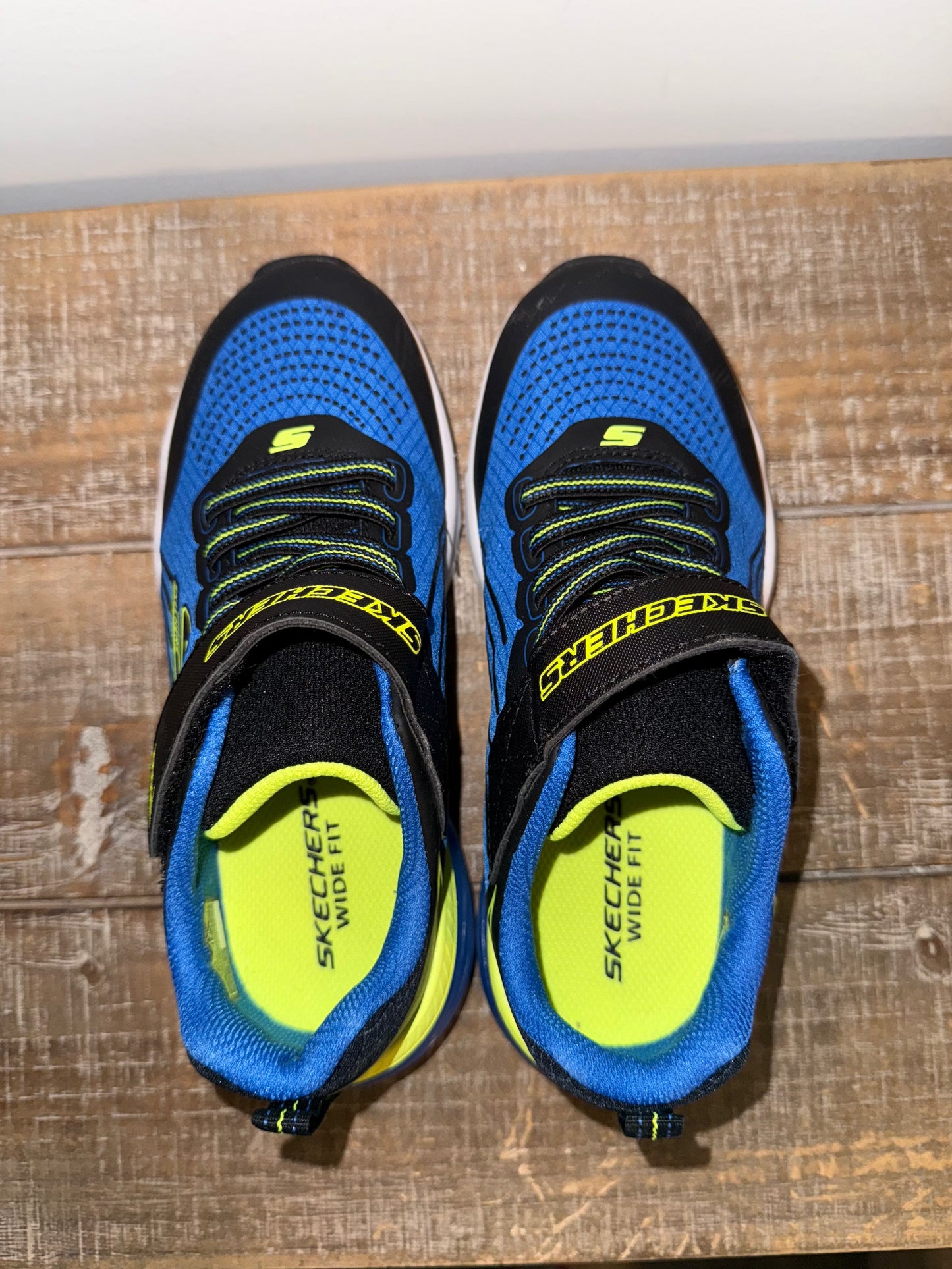 #106: Youth 1 Sketchers NWOT *REDUCED*
