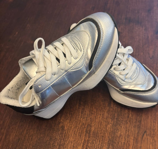 #156 Wmns no boundaries silver sneaker size 9