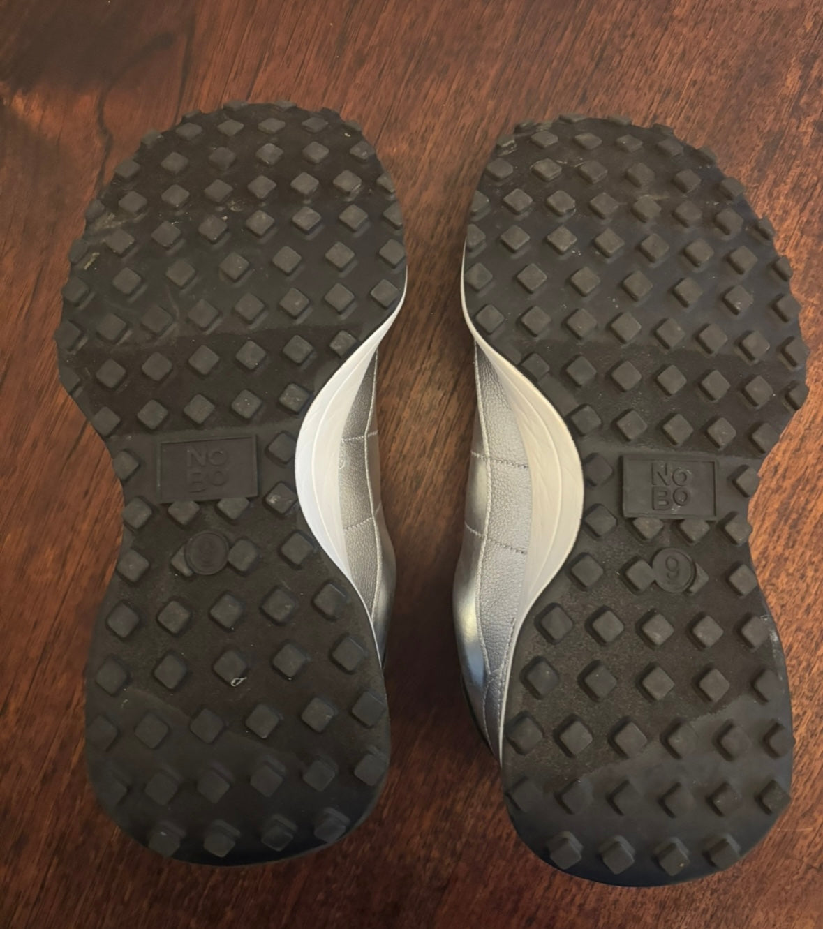 #156 Wmns no boundaries silver sneaker size 9