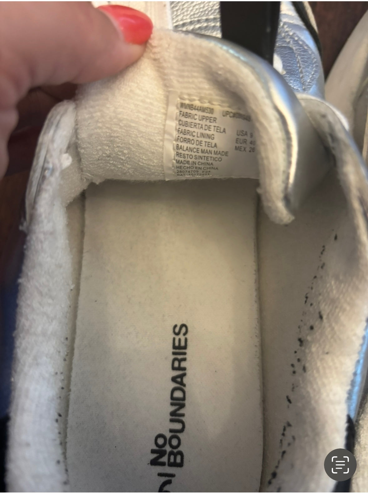 #156 Wmns no boundaries silver sneaker size 9