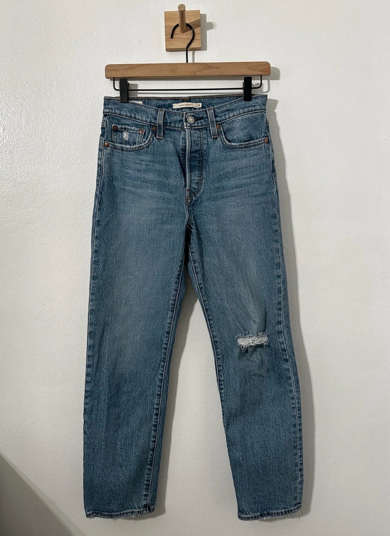 #111 Levi Jeans Womens 26 Blue Medium Wash Button Fly Wedgie Straight Leg Modern