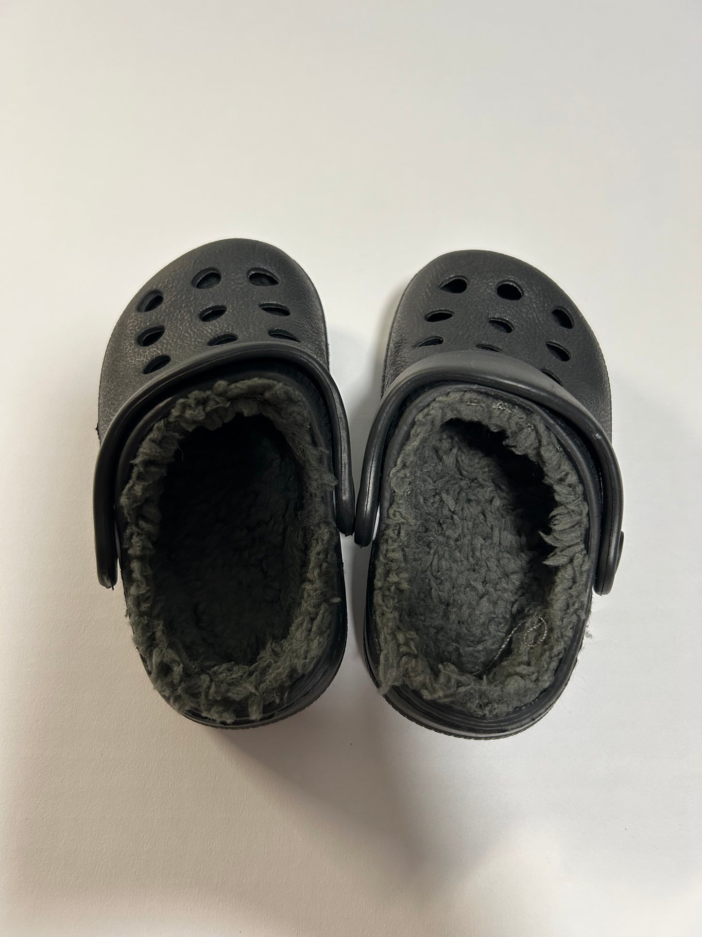 #27 fur-lined Croc dupes, size 4-5