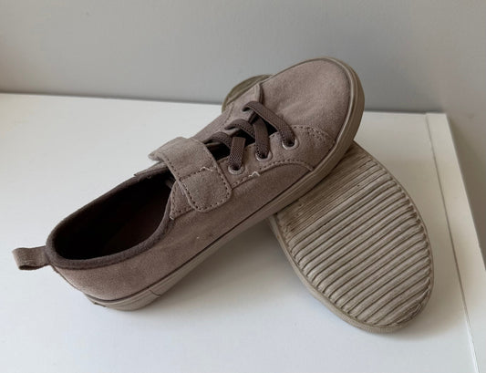 Seller 8 - boys size 11 Old Navy shoes VGUC
