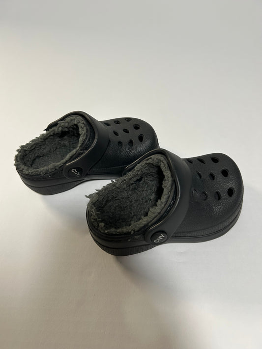 #27 fur-lined Croc dupes, size 4-5