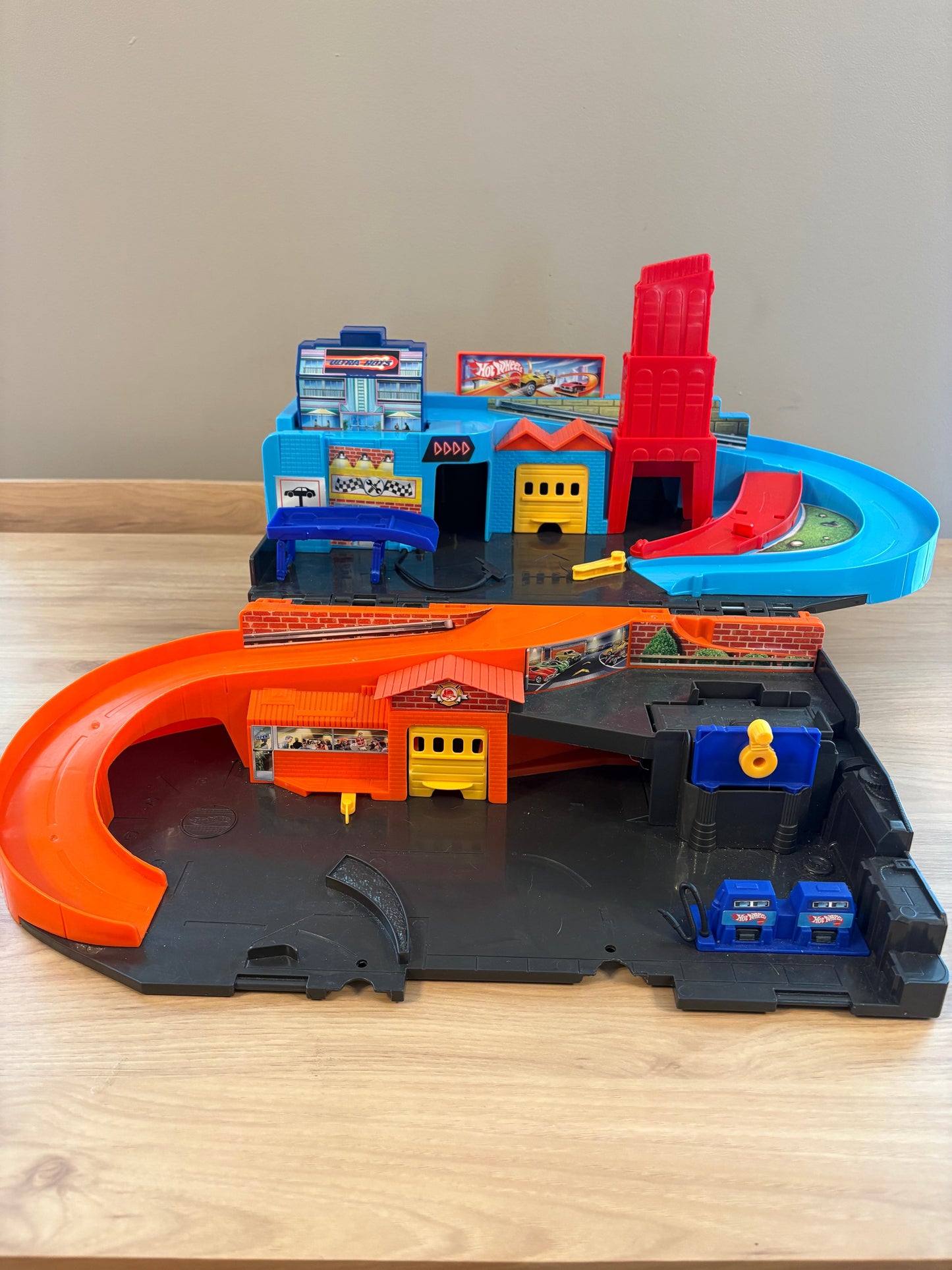 #33 *REDUCED* Hot Wheels Sto & Go Race Track