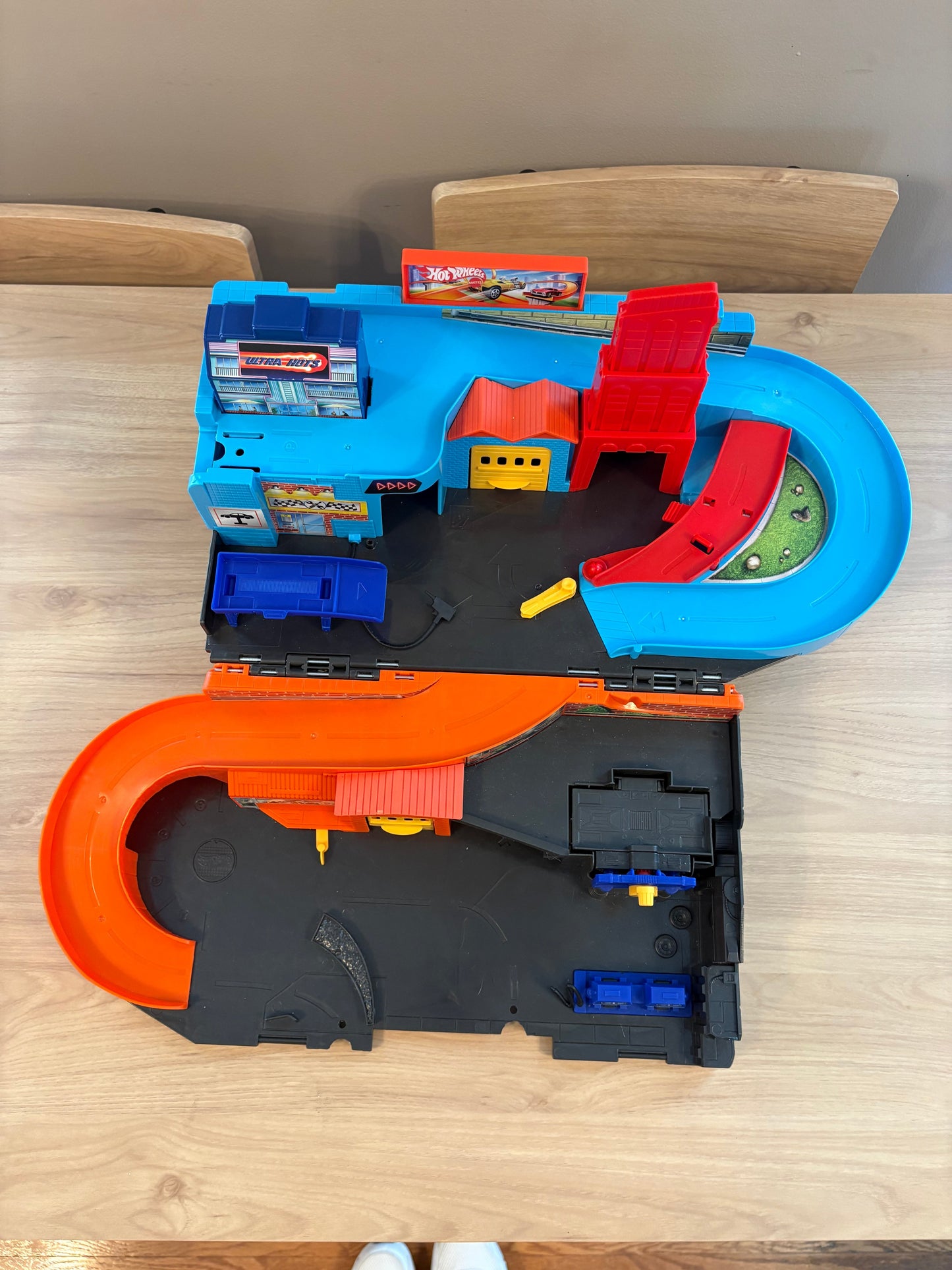 #33 *REDUCED* Hot Wheels Sto & Go Race Track
