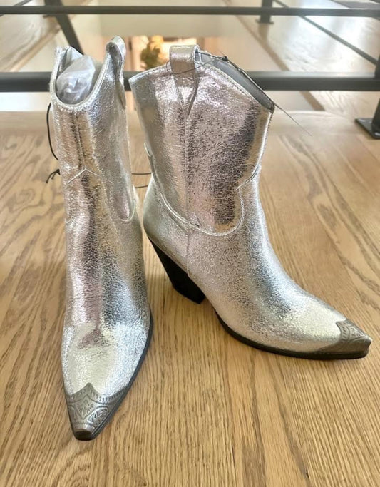 #198- Women’s/Teens Silver Metallic Cowgirl Boots- Size 6