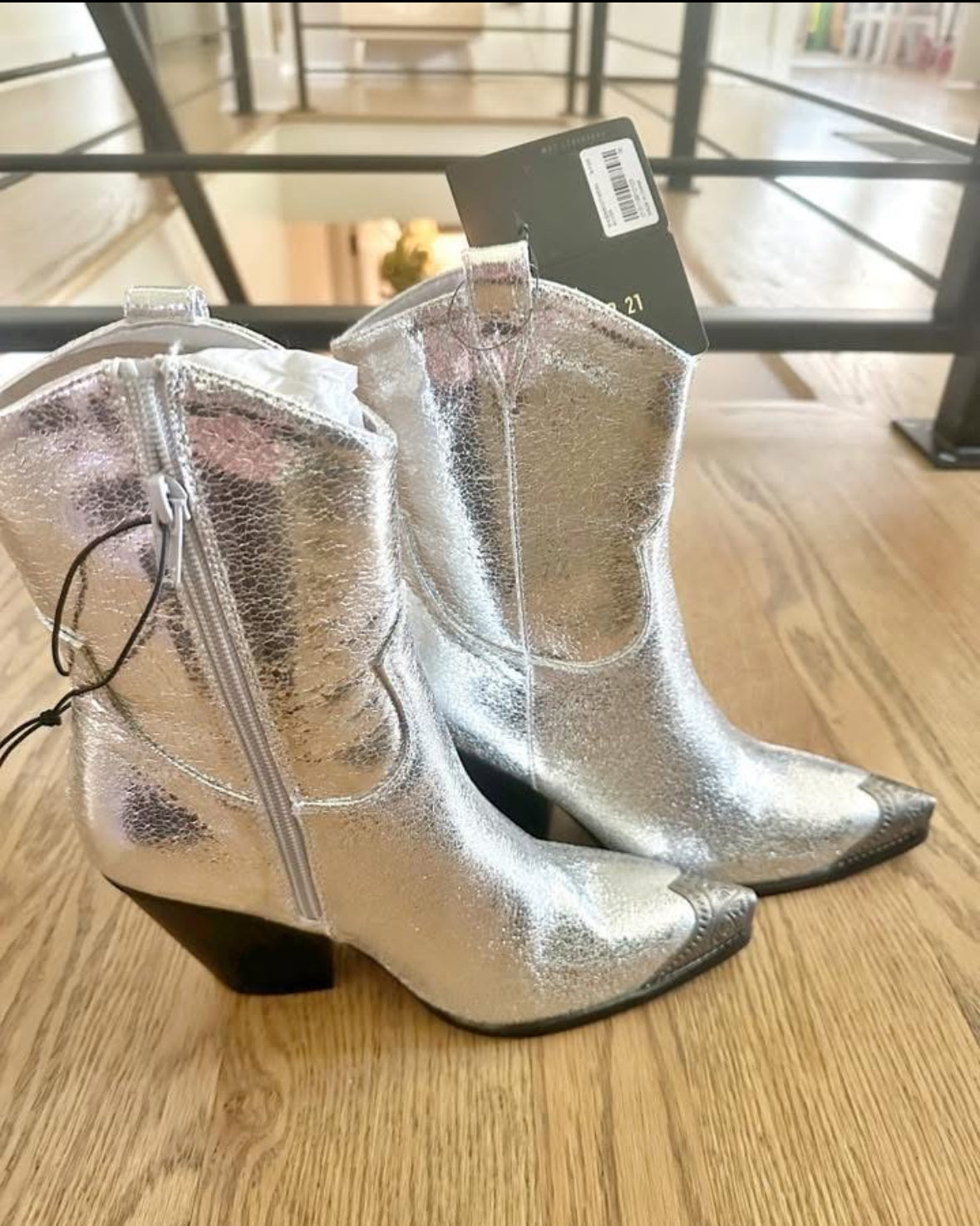 #198- Women’s/Teens Silver Metallic Cowgirl Boots- Size 6