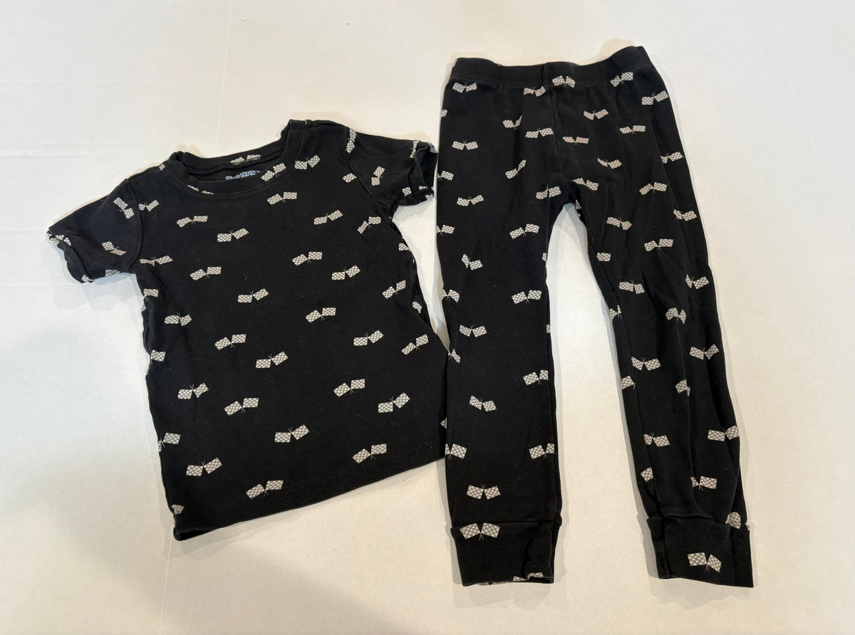 #25 Boys / unisex 4T Old Navy short sleeve and pants pjs