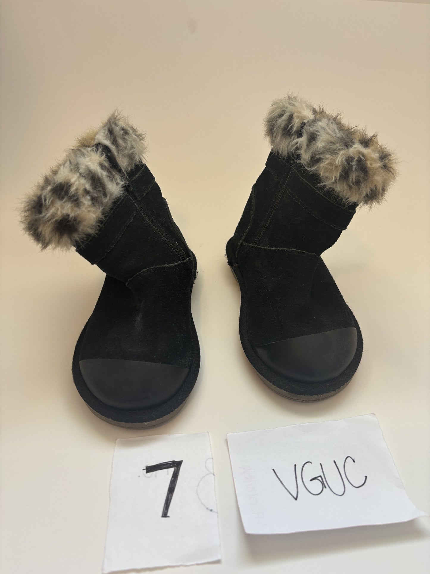 #138 - 7 - VGUC Black Boots w/fur Trim - PU 45236