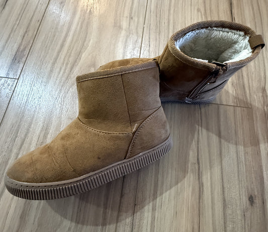 Seller #81 Girls Cat and Jack Size 12 Hard Bottomed Boots