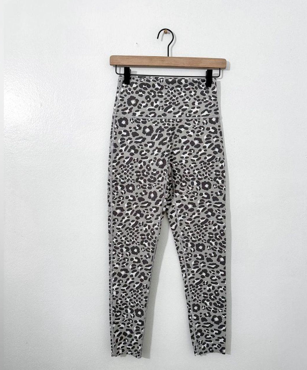 #111 Aerie Leopard Print Grey Legging Size Medium