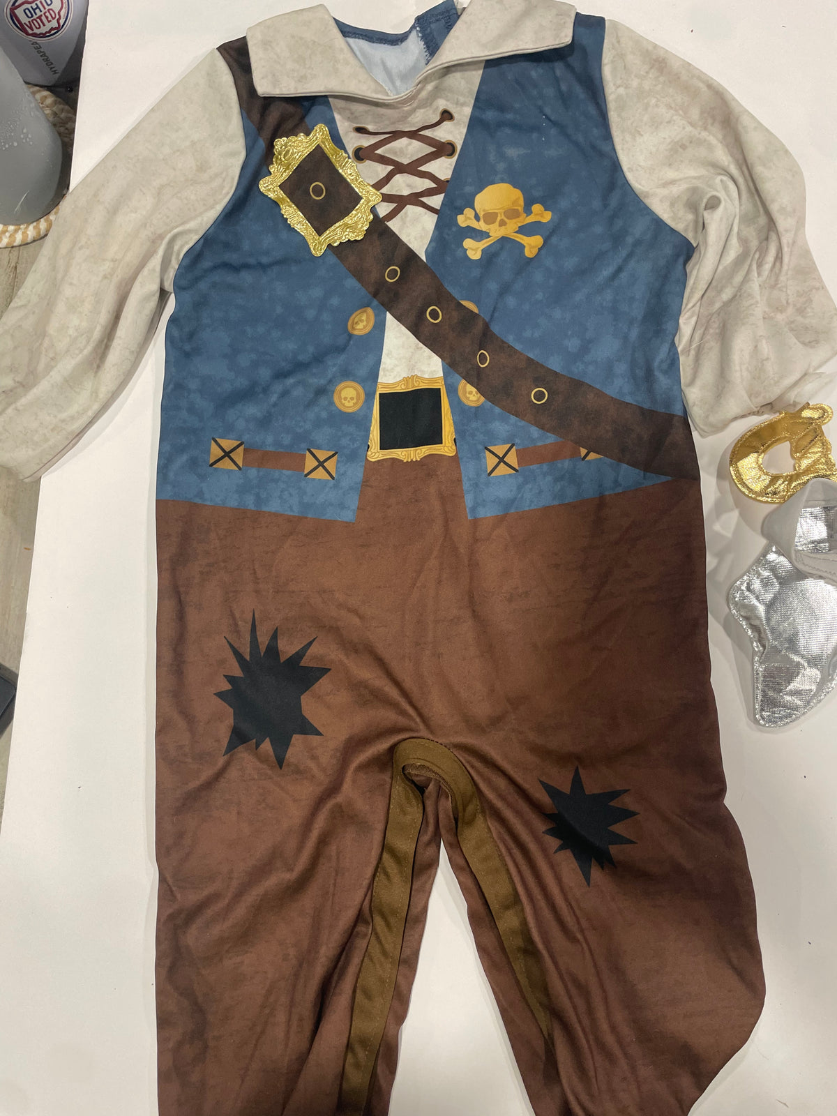#83 2t Pirate Costume and sword