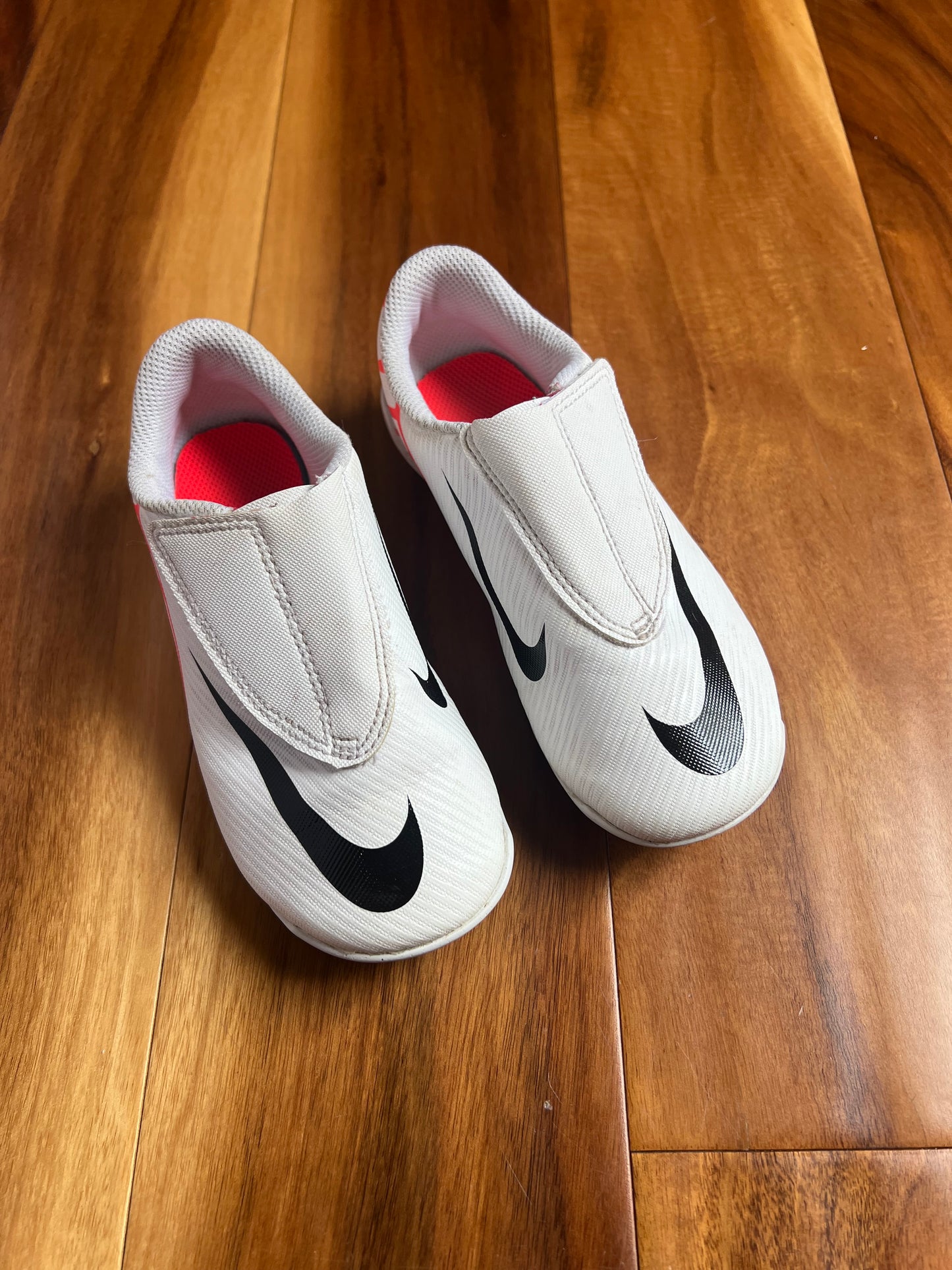 Seller 130 - Boys Nike White Soccer Shoes - size 11.5C - VGUC