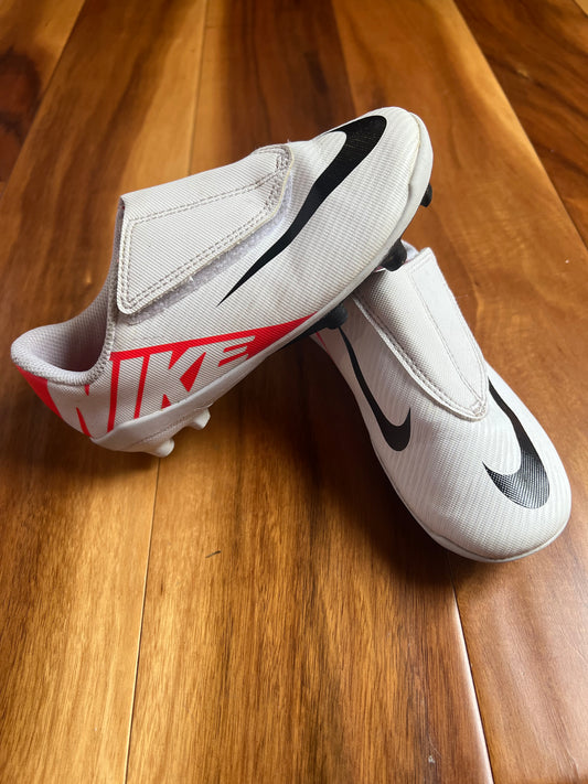 Seller 130 - Boys Nike White Soccer Shoes - size 11.5C - VGUC