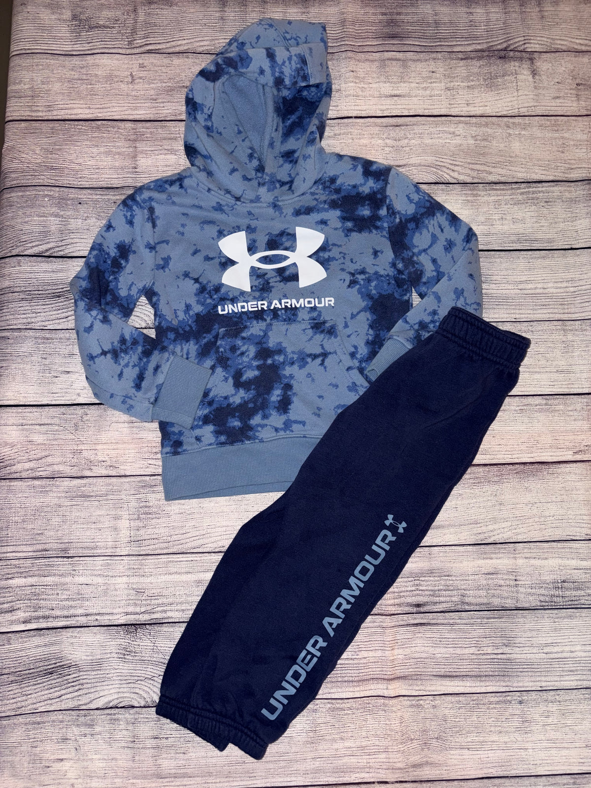 Seller 124 Under Armour Boys 4 youth 2pc Set