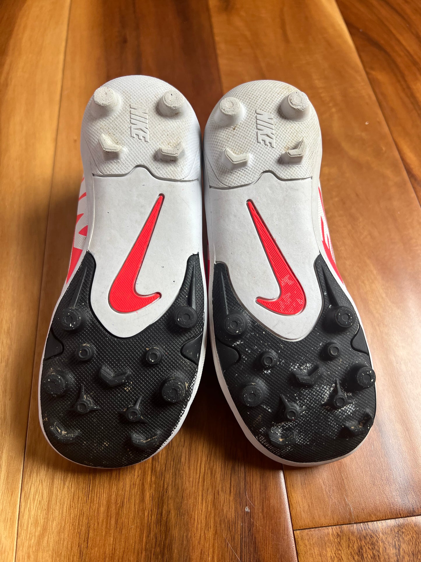 Seller 130 - Boys Nike White Soccer Shoes - size 11.5C - VGUC