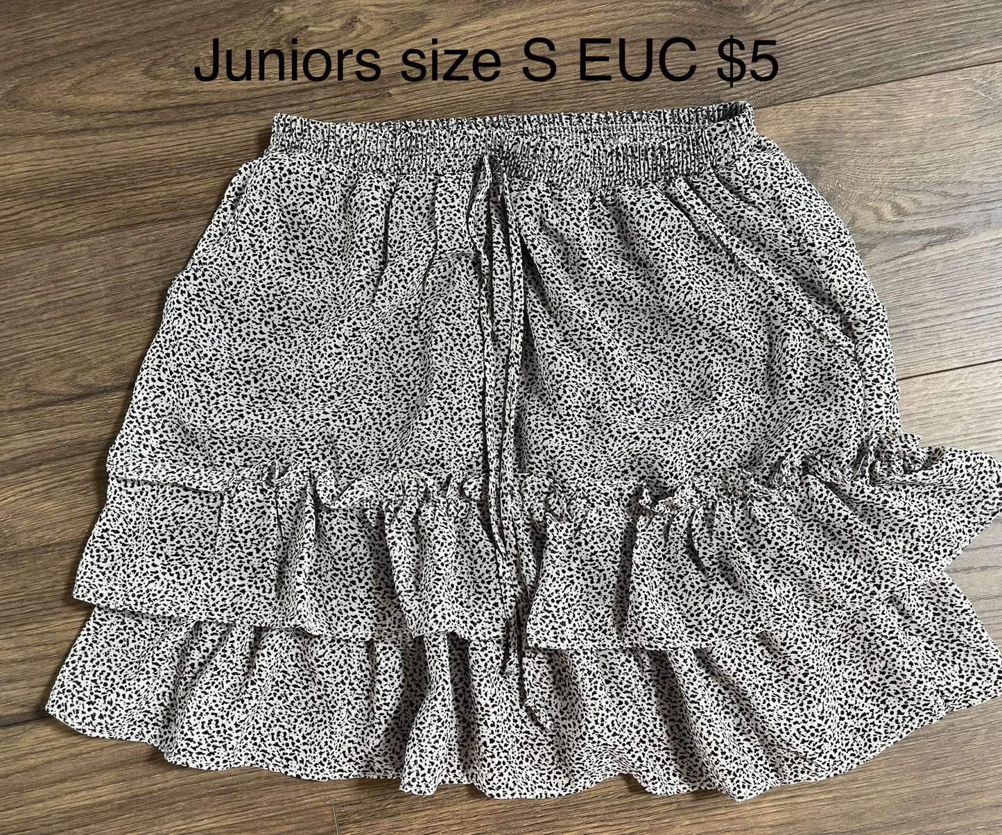 137 Junior's/ women's Skirt with elastic waist and tie detail Size small
