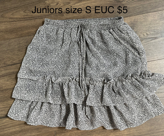 137 Junior's/ women's Skirt with elastic waist and tie detail Size small