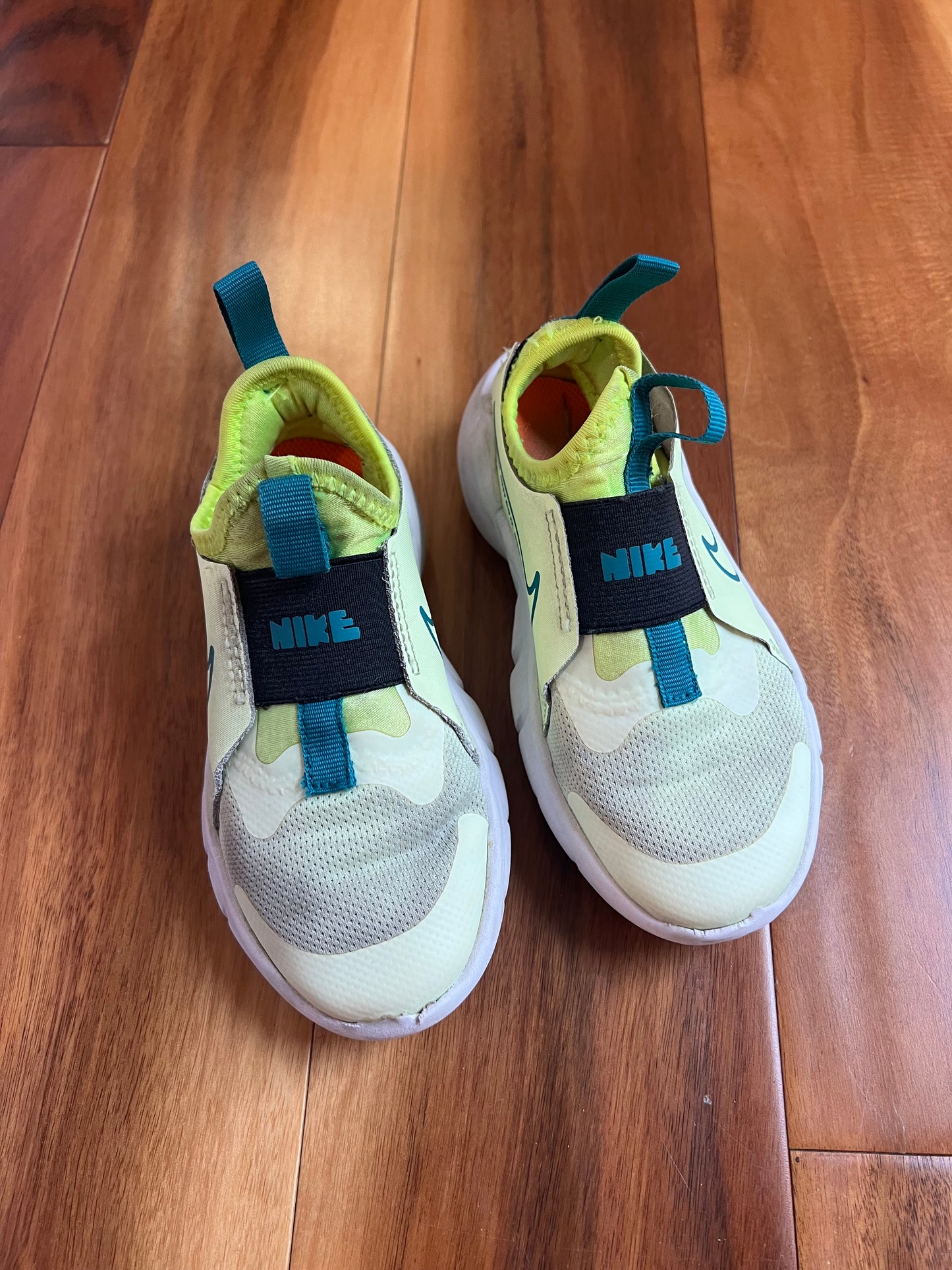 Seller 130 - Boys Nike neon yellow shoes - Size 11 - GUC