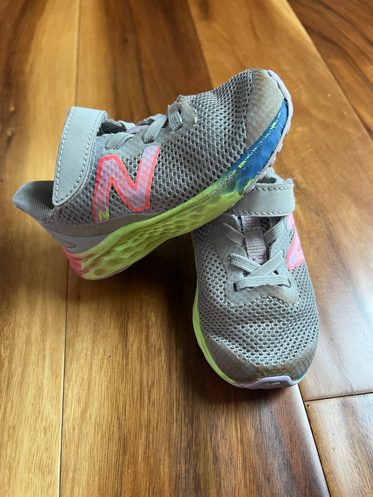 Seller 130 - Girls New Balance Shoes - size 5 - GUC
