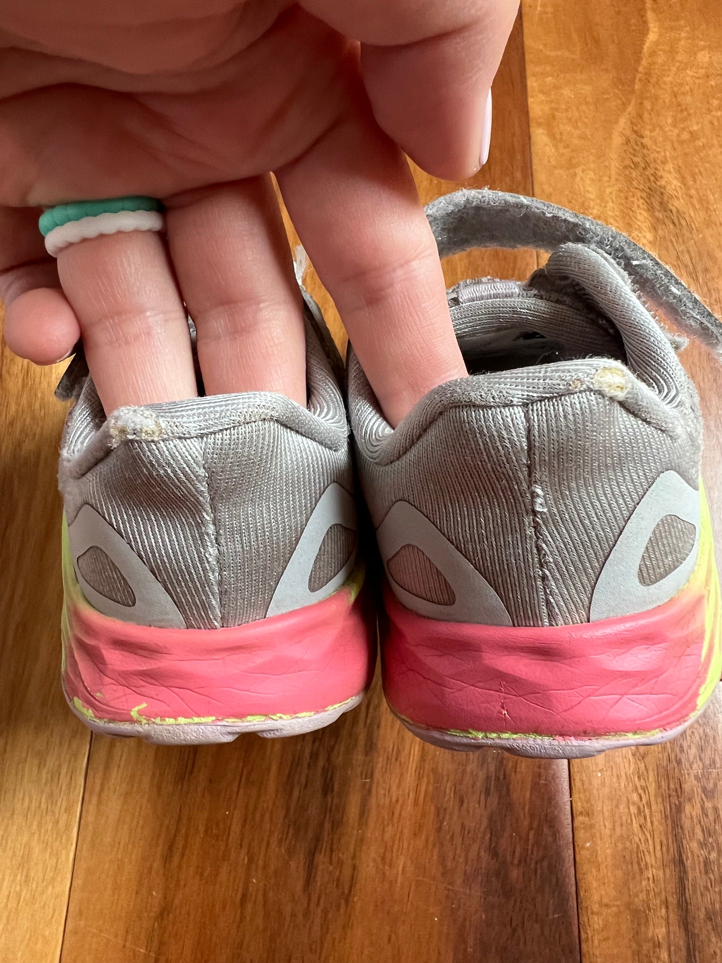 Seller 130 - Girls New Balance Shoes - size 5 - GUC