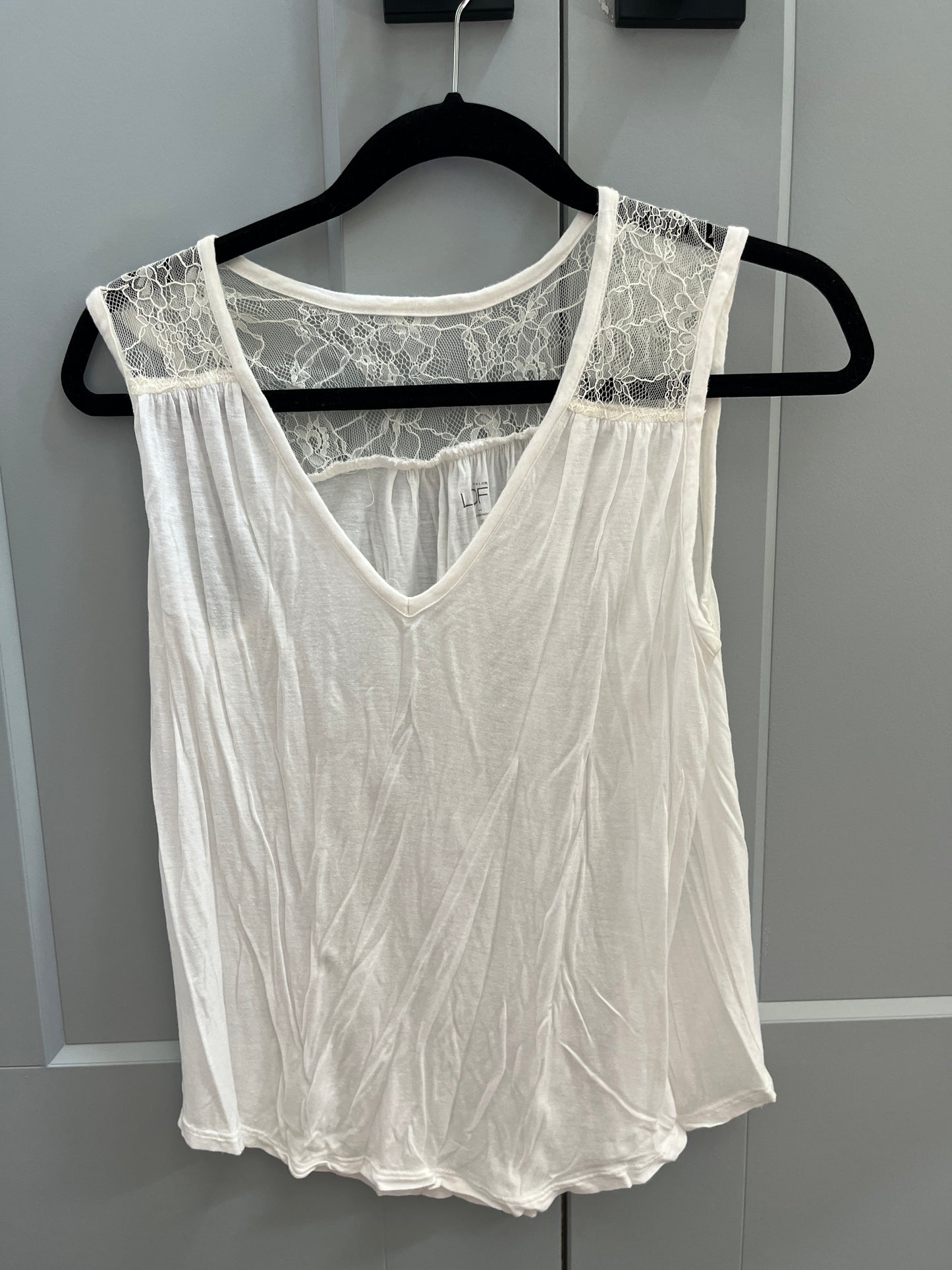 137 (2 shirts) Cabi Navy sleeveless cross over navy shirt and off white sleeveless Ann Taylor loft lace shirt Both XS, LN