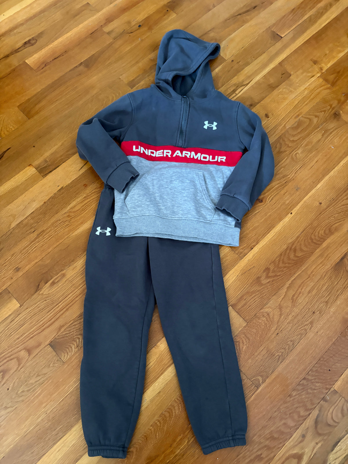 #116 Under Armour boys sweatshirt and pants size 6