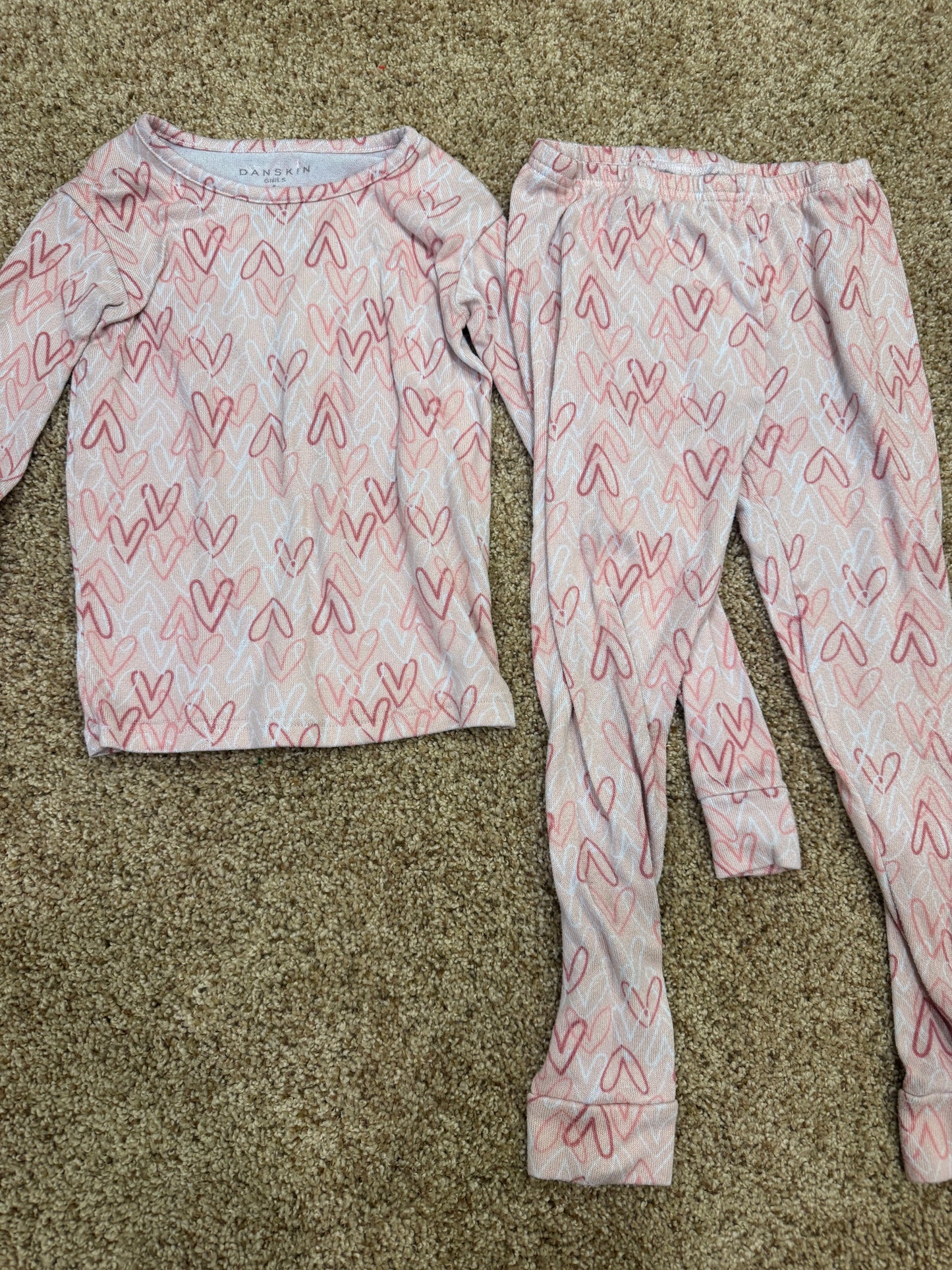 #73 girls pajamas, size 6