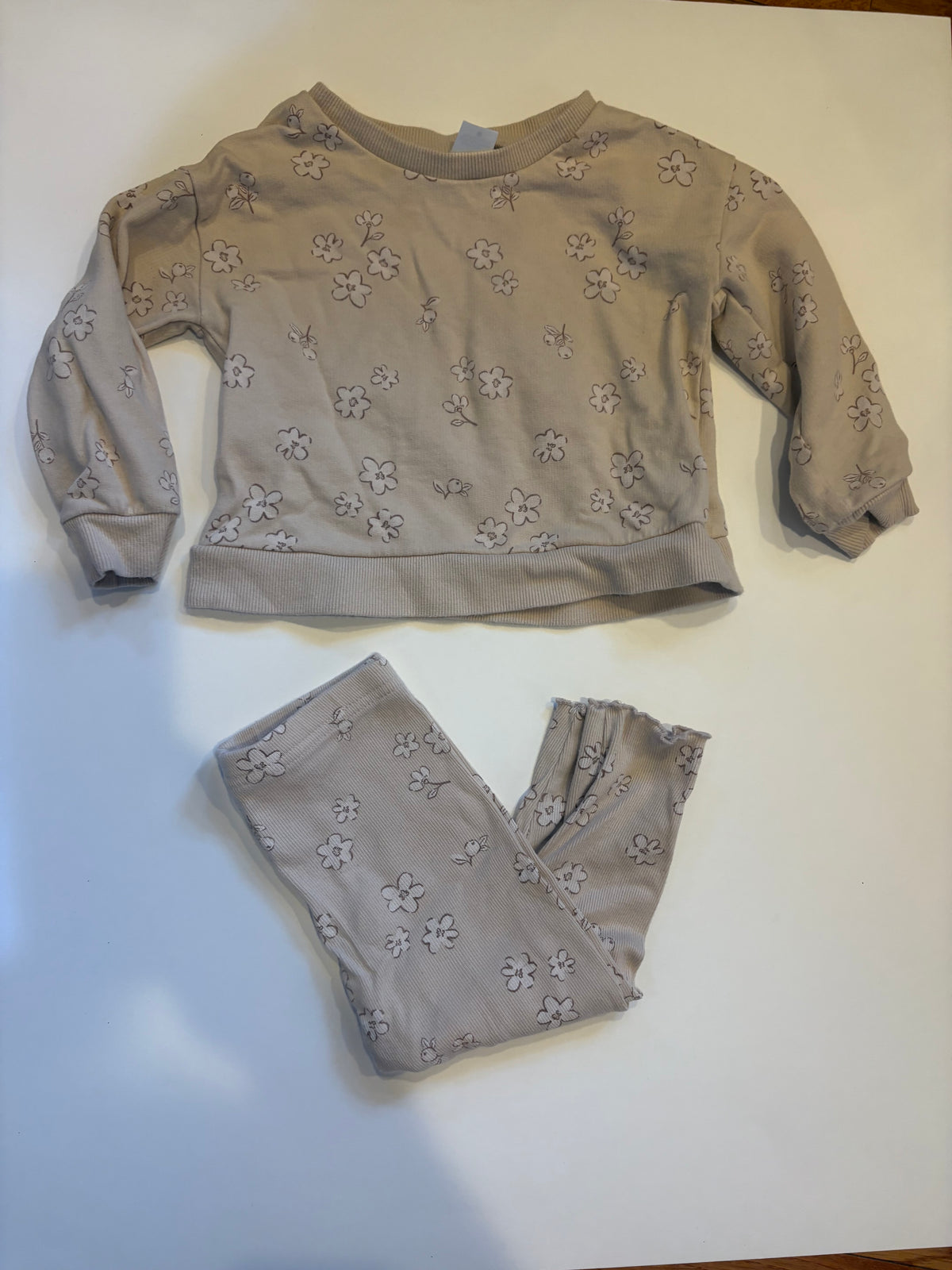Seller 186 -Carter’s Beige Girls Outfit - 24 Months - VGUC