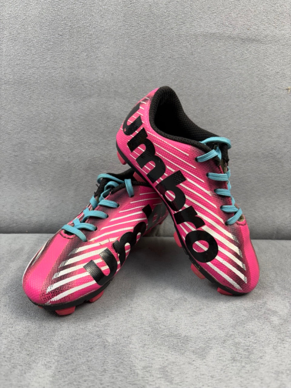 #39 size 8 Girls Umbro Soccer Cleats *see note