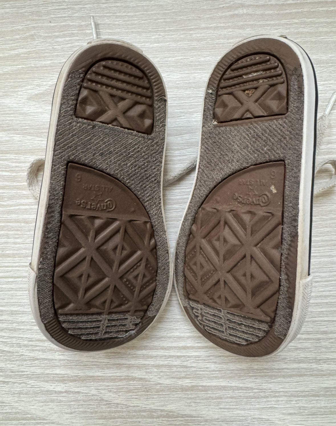 #207 6c black converse