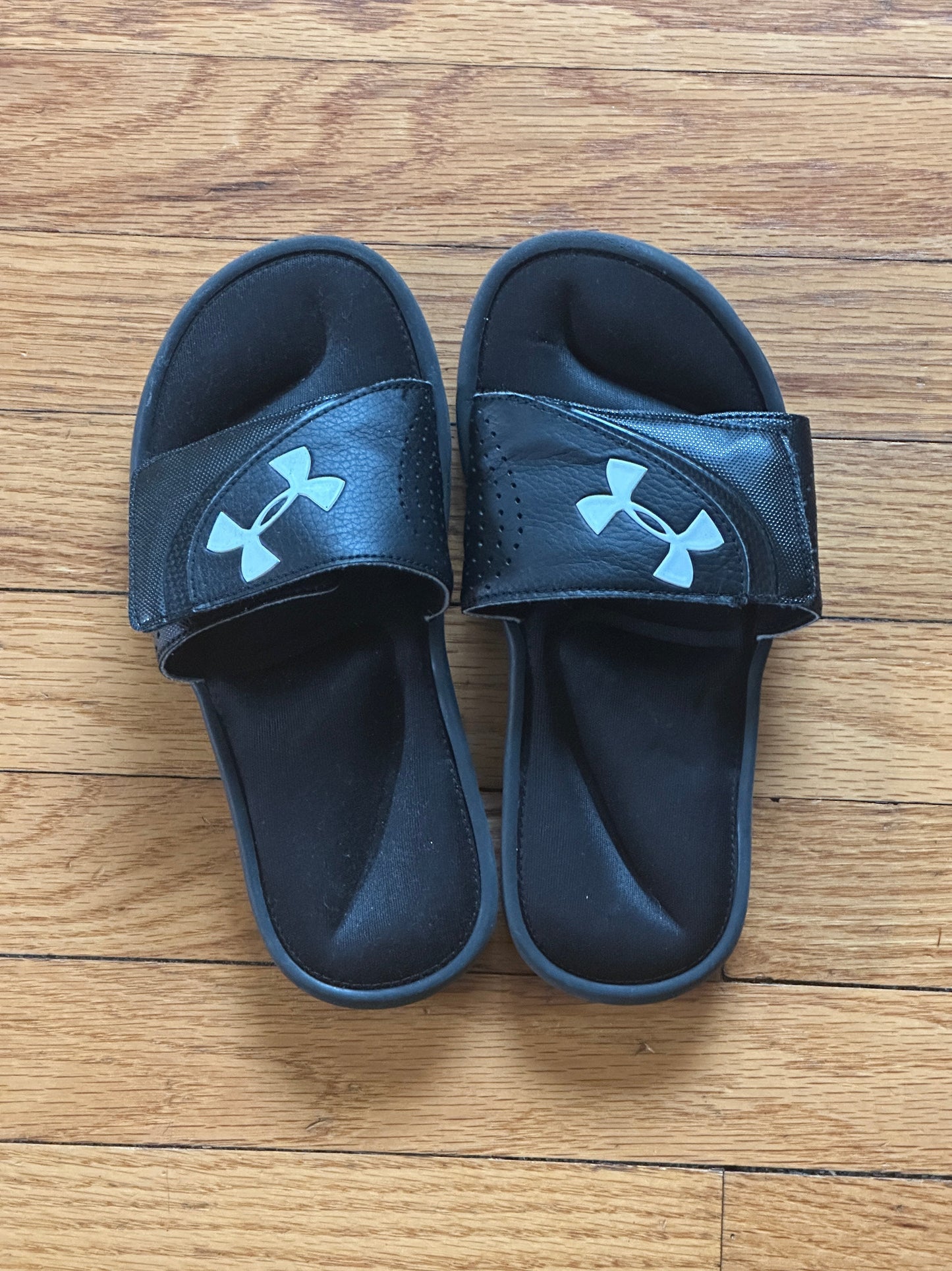 #94 REDUCED Under Armour Slides - size 4Y - EUC