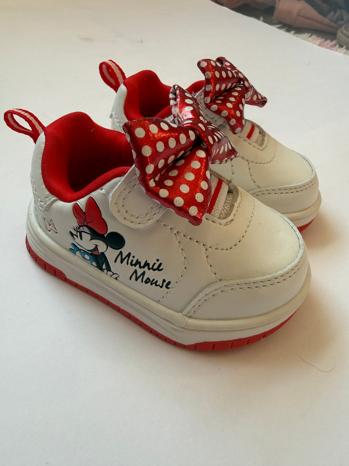 #170 Disney white Minnie Mouse tennis shoes with red shint bows and Minnie on side girls 2C