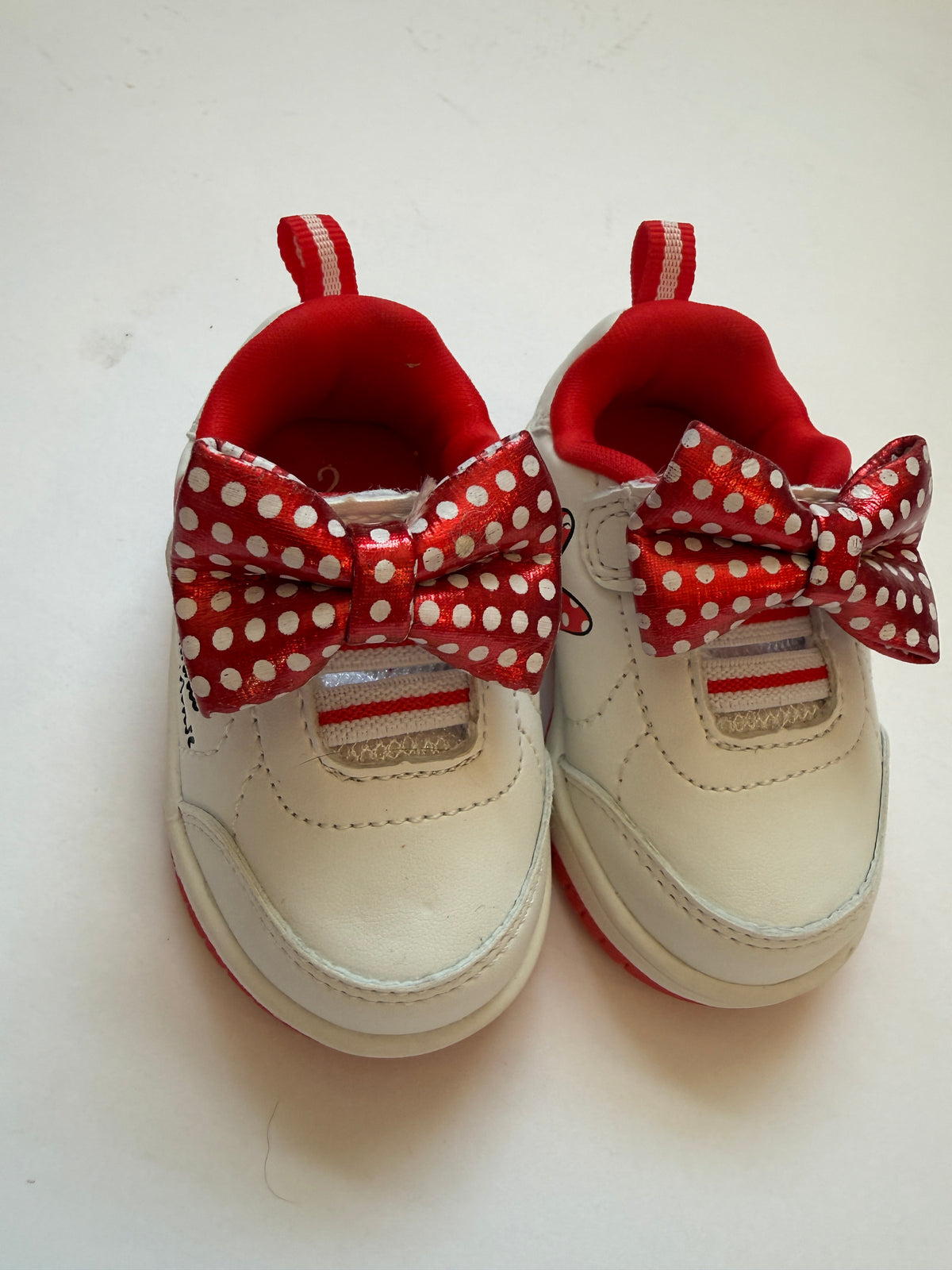 #170 Disney white Minnie Mouse tennis shoes with red shint bows and Minnie on side girls 2C