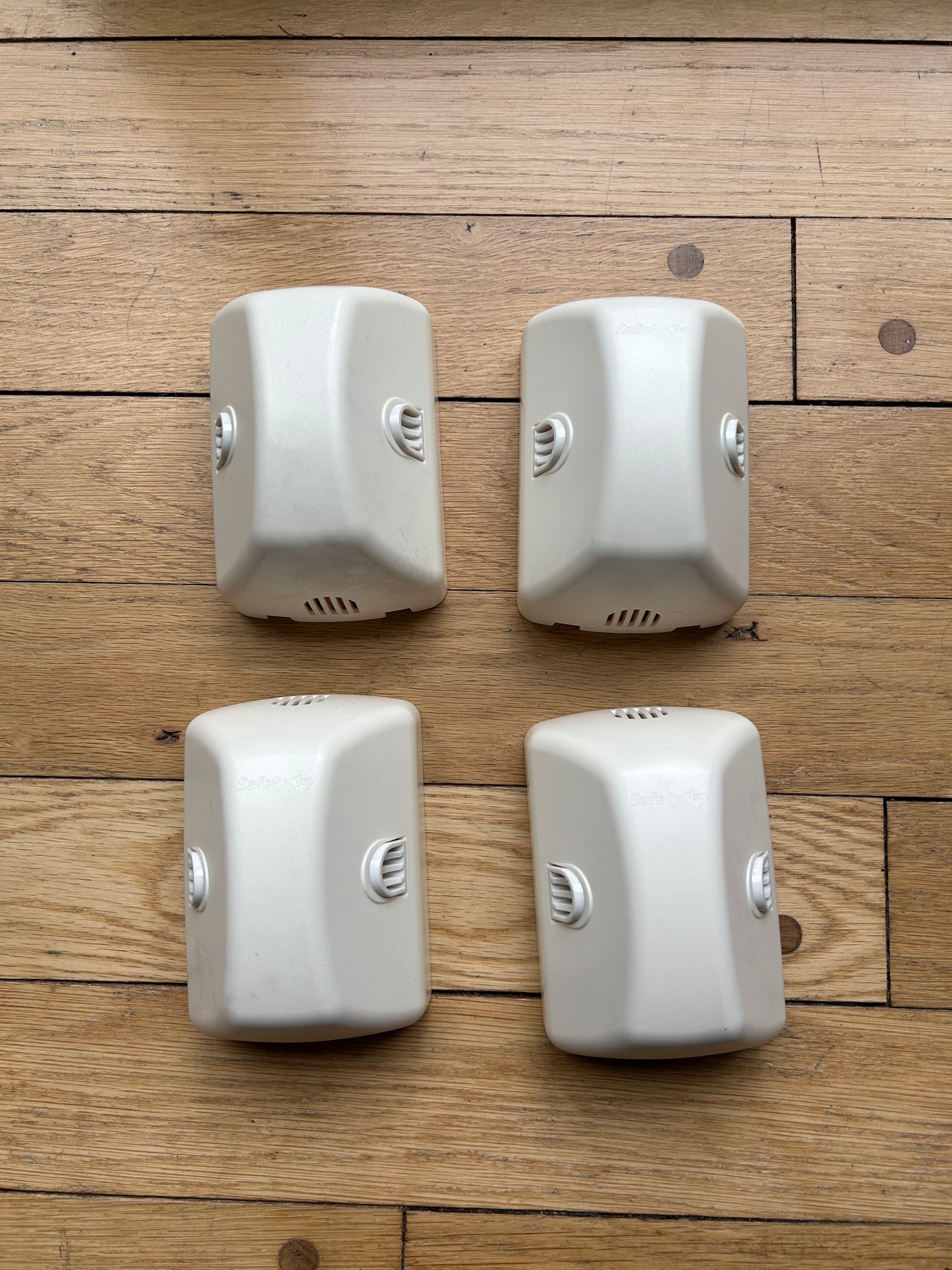 Seller 128 - Safety 1st Outlet Covers 4 Pack
