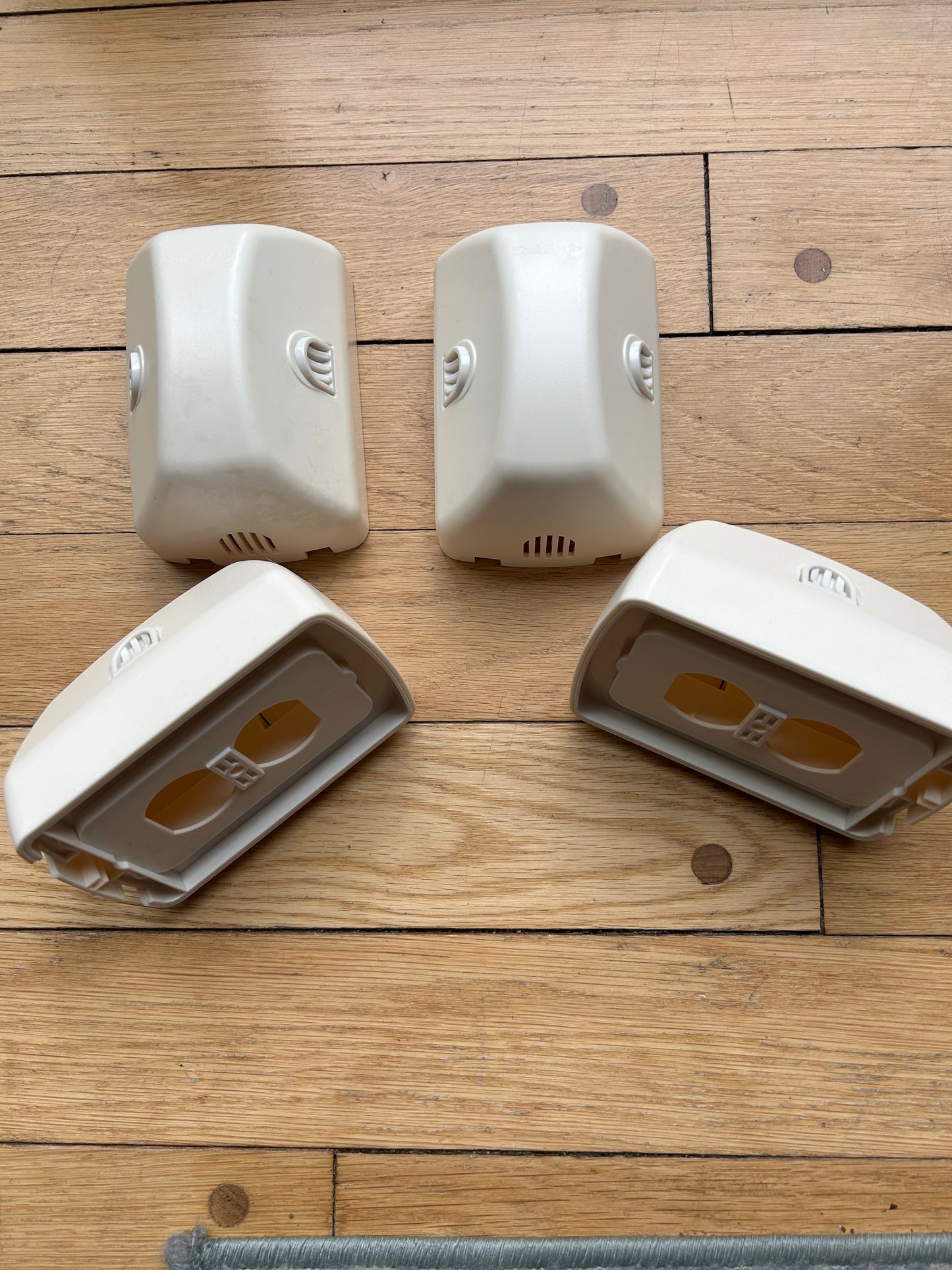 Seller 128 - Safety 1st Outlet Covers 4 Pack