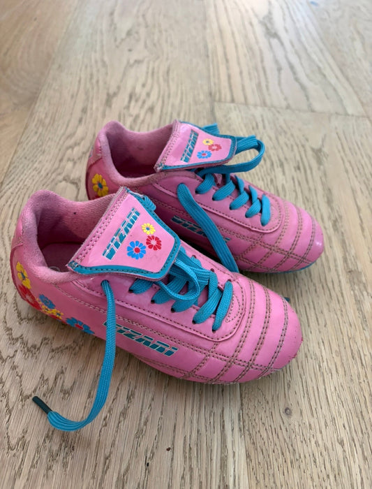 #158 Girls size 9.5C Pink Soccer Cleats