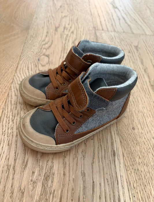 #158 Boys size 9 High Top shoes