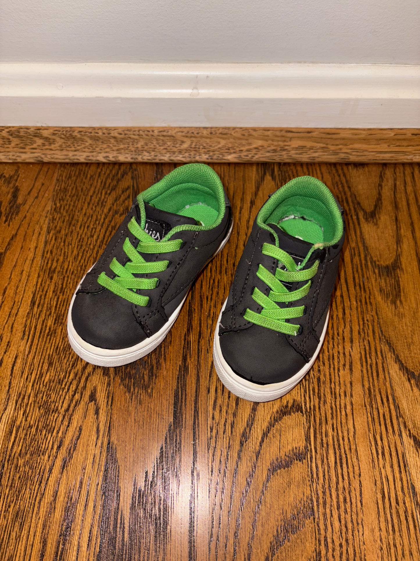 #103 • Boys • 5 • Oomphies • Slip On Gray/Green Gym Shoes