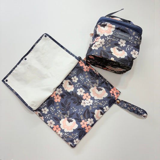 Seller 189 Sarah Wells Pumperoo Wet/Dry Bag with Staging Mat & Cold Gold Breastmilk Cooler Bag