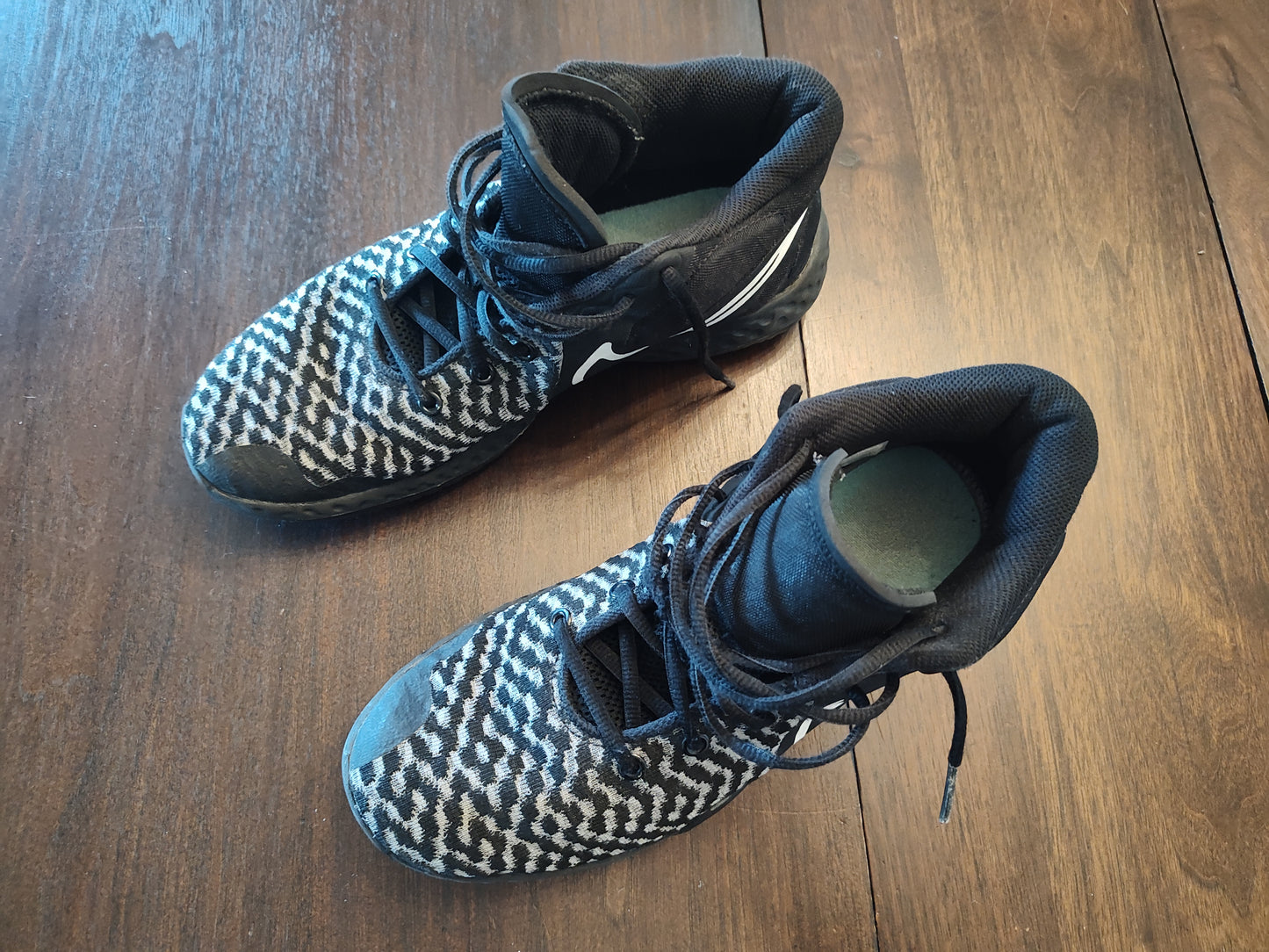 Seller 185:  Nike Men's size 8.5 Black/White shoes