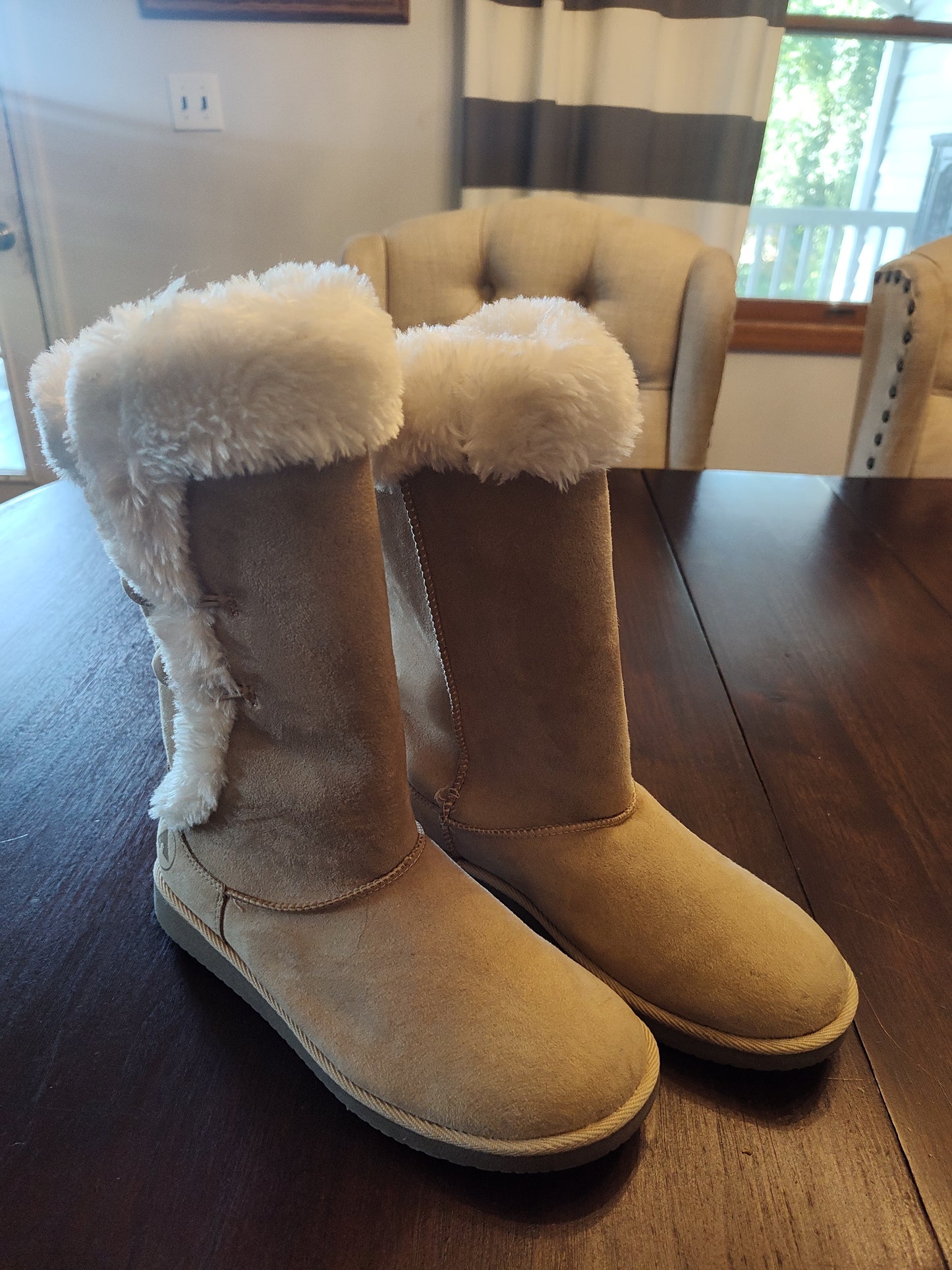 Seller 185:  Airwalk Girls size 7 youth like new