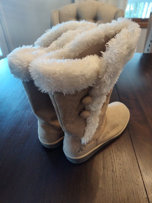 Seller 185:  Airwalk Girls size 7 youth like new