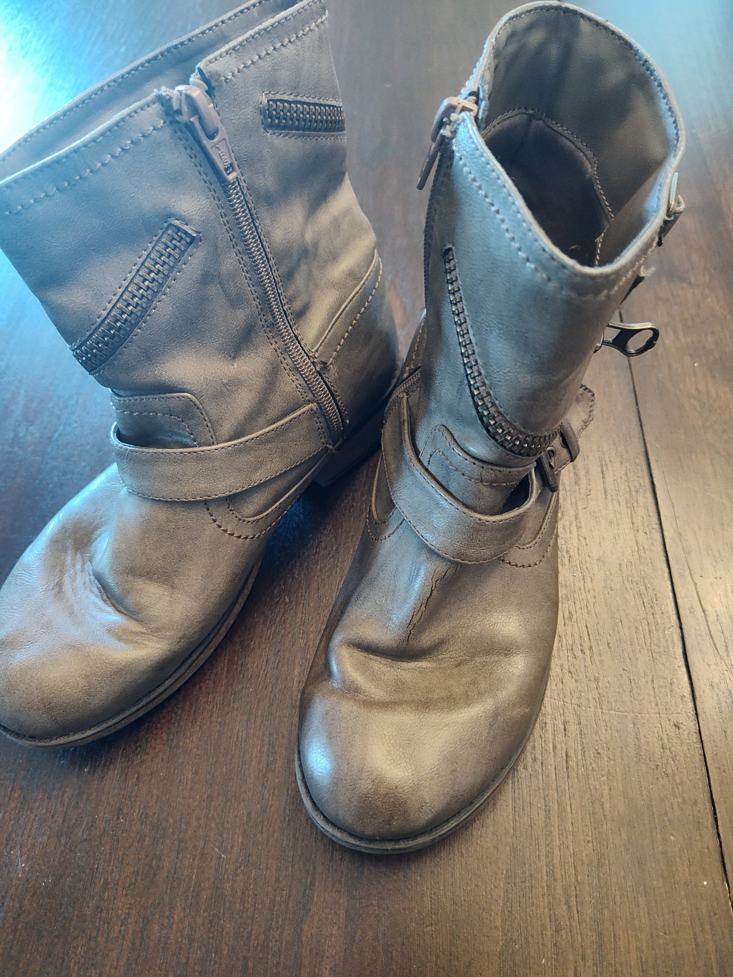 Seller 185:  Stevies Boots Girls size 4 youth