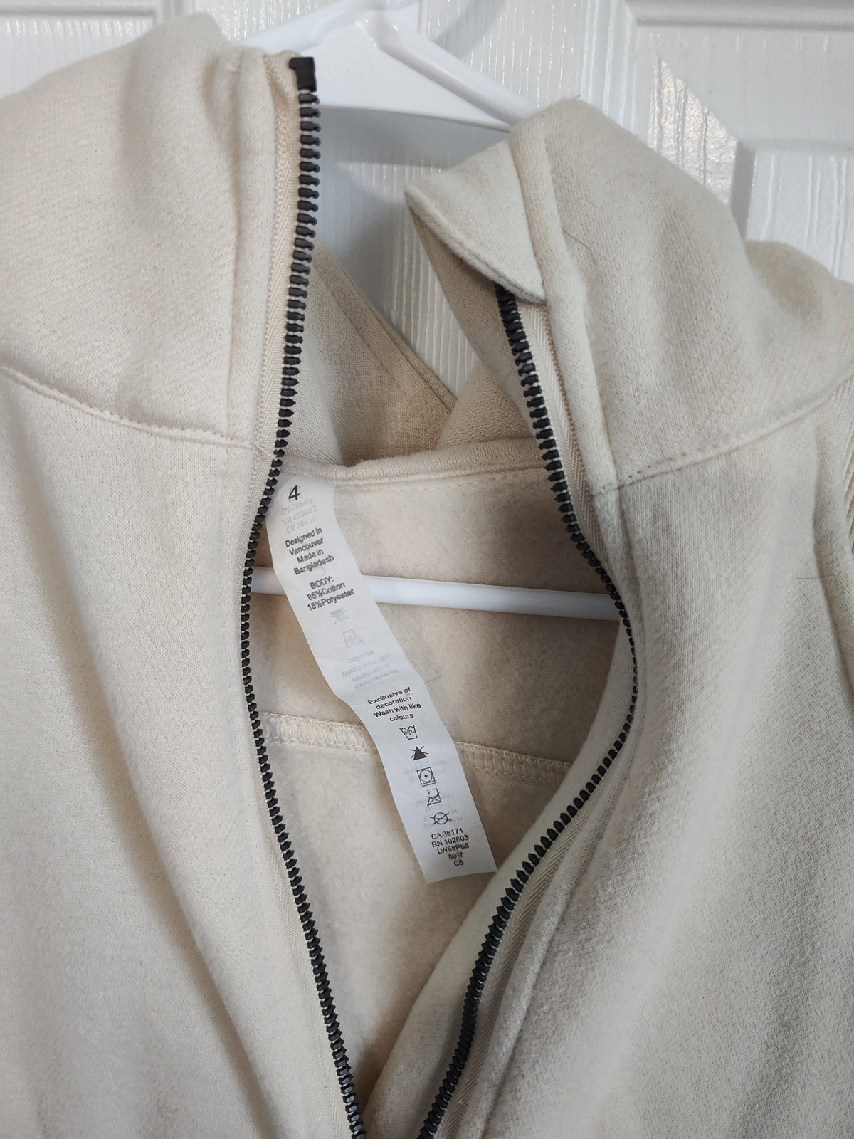 Seller 189:  Dupe Cream Cropped Sweater Women Size 4