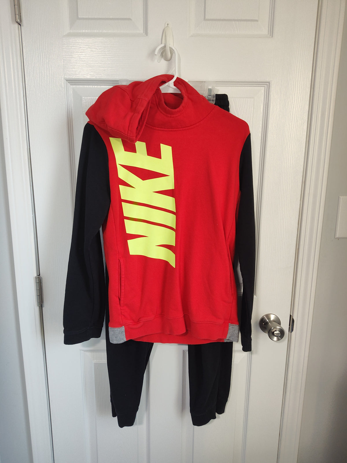 Seller 189:  Nike Hoodie Outfit Red/Black Boys size YXL (Appx 16)
