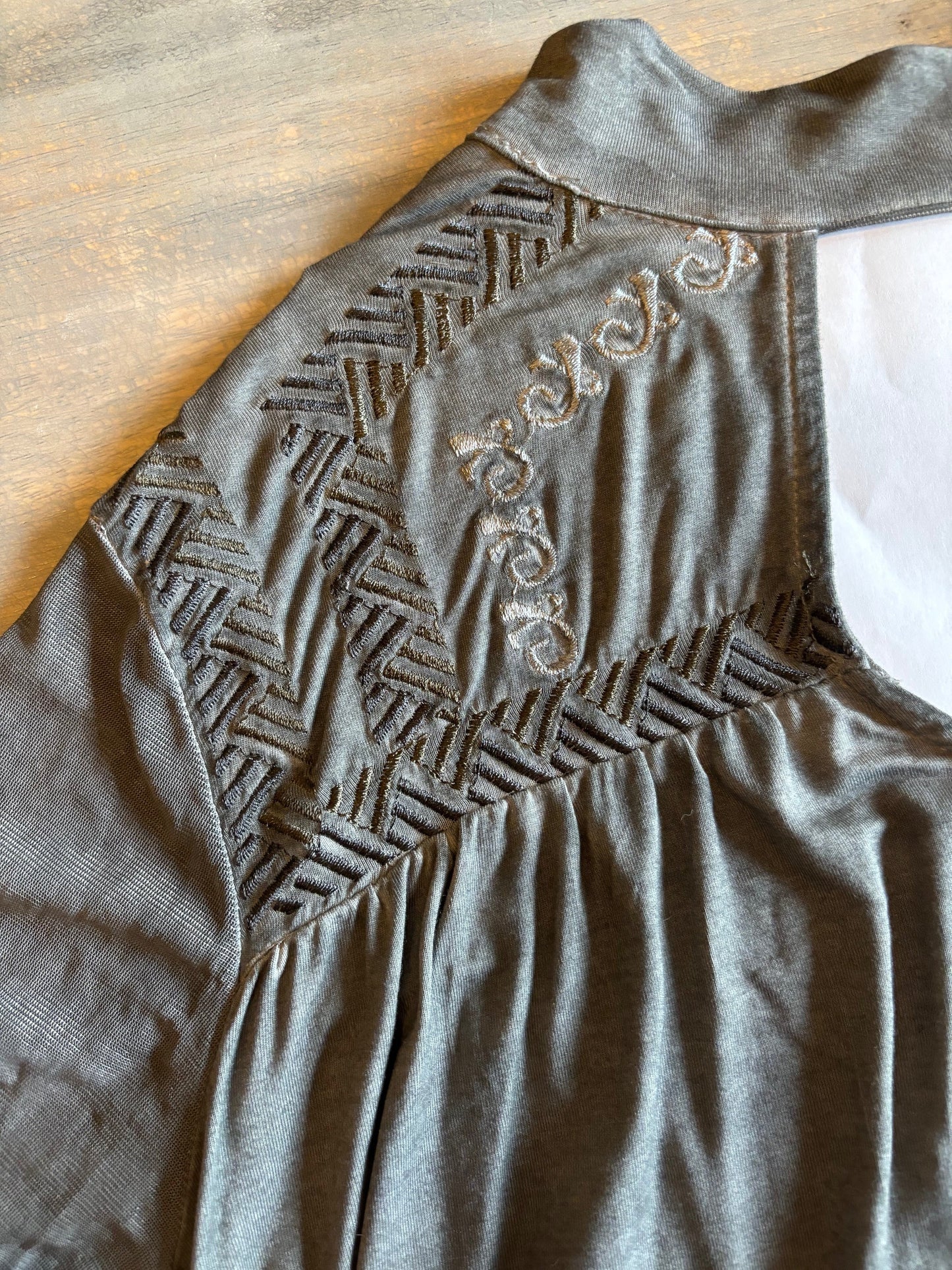 #70 Women's embroidered gray top size small VGUC